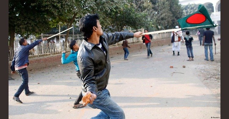 রাজনৈতিক সহিংসতায় সংকট বাড়বে অর্থনীতিতে
