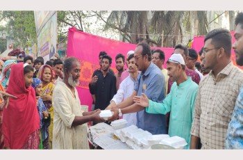 দুঃস্থ, অসহায়, পথচারী ও শ্রমজীবি মানুষের মধ্যে ইফতার বিতরণ করেন: উল্লাপাড়া ছাত্রলীগ
